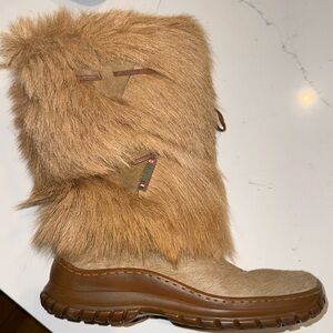 Women’s  Pajar tan fur boots. Excellent condition. Size 40.